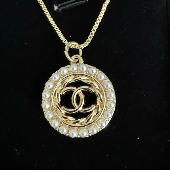 Vintage Chanel Circular Pendant Necklace - Picture 3 of 8